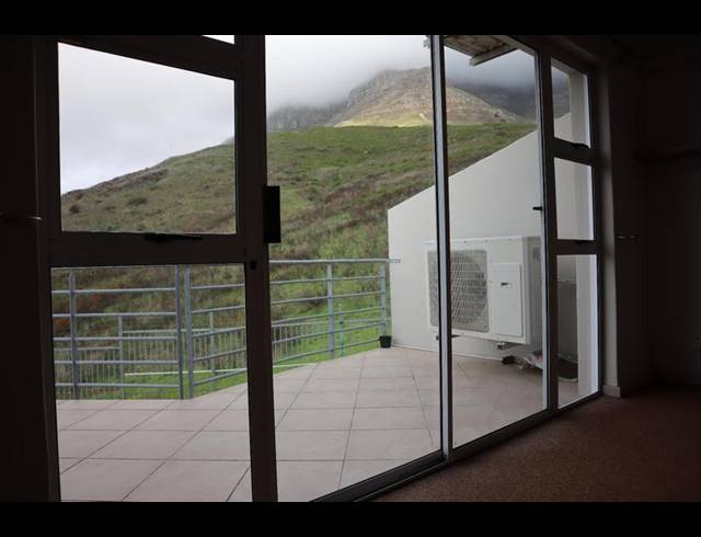 2 BEDROOM PROPERTY TO RENT IN VREDEHOEK